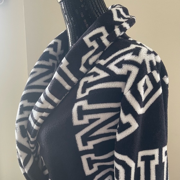 Pink V/S Black & White Plush Robe Size Xs/S - Picture 2 of 10